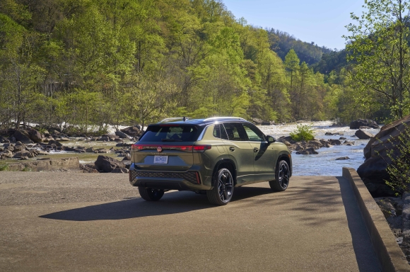 Tiguan rear three-quarter with full-width LED light bar