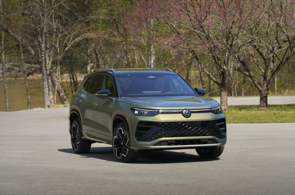 2026 Volkswagen Tiguan SEL R-Line Turbo exterior in Avocado Green
